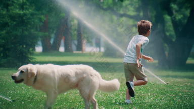 快乐的孩子运行可爱的宠物水洒水装置夏天公园